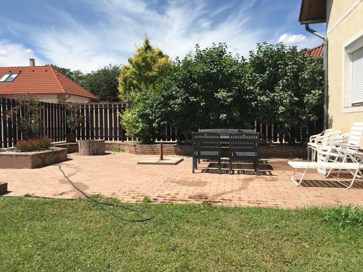 Márta Apartman Balatonalmadi Bagian luar foto