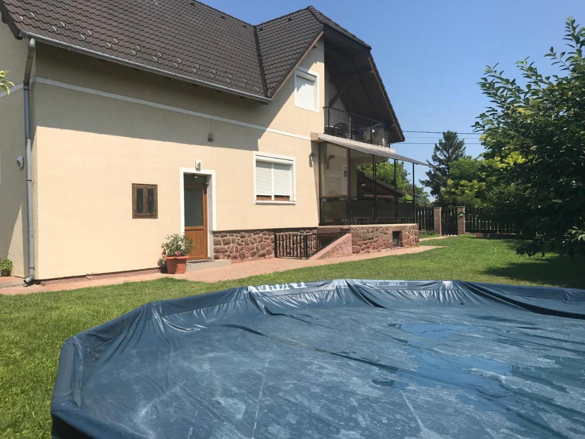 Márta Apartman Balatonalmadi Bagian luar foto